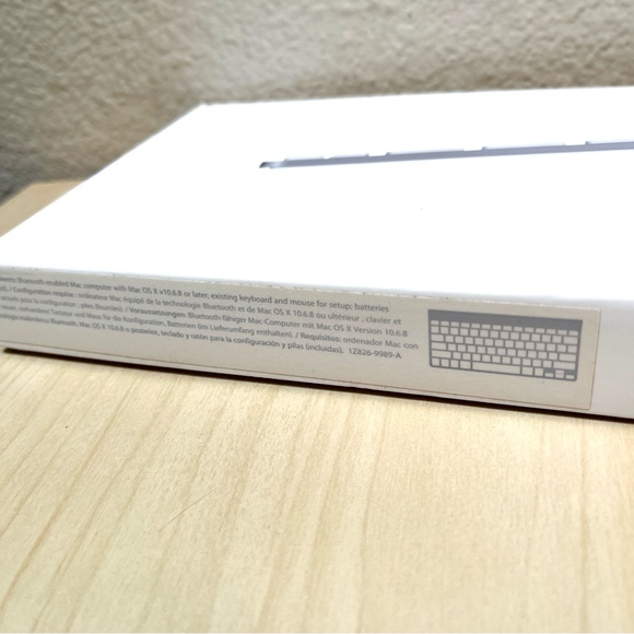 Apple KeyBoard Wireless. Bluetooth. Uses 2 AA Batteries. EUC. White & Silver - Picture 4 of 11